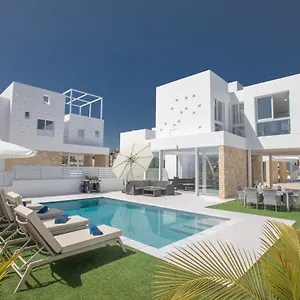  Villa Walk To Center & Beach- Your Dream Escape, Blue Island